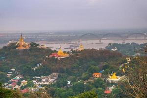 colina sagaing con numerosas pagodas y monasterios budistas en el río irrawaddy, sagaing, myanmar foto