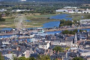 paisaje urbano de honfleur en calvados foto