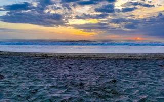 colorido atardecer dorado gran ola y playa puerto escondido mexico. foto