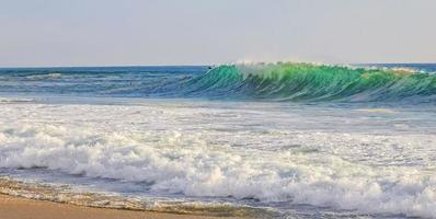 enormes olas de surfistas en la playa puerto escondido méxico. foto