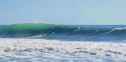 enormes olas de surfistas en la playa puerto escondido méxico. foto