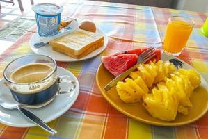 desayuno fresco con piña, sandía, jugo de naranja, tostadas, phuket, tailandia. foto