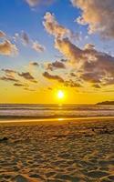 colorido atardecer dorado gran ola y playa puerto escondido mexico. foto