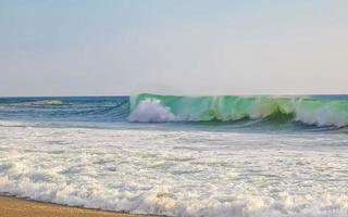 enormes olas de surfistas en la playa puerto escondido méxico. foto