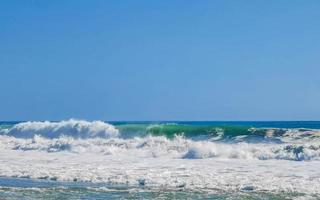 enormes olas de surfistas en la playa puerto escondido méxico. foto