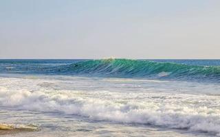 enormes olas de surfistas en la playa puerto escondido méxico. foto