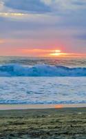 colorido atardecer dorado gran ola y playa puerto escondido mexico. foto