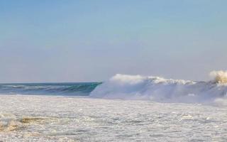 enormes olas de surfistas en la playa puerto escondido méxico. foto