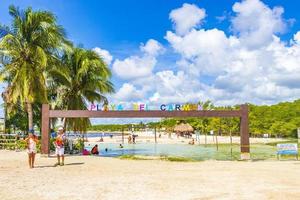 playa del carmen quintana roo mexico 2022 colorido playa del carmen rotulación símbolo en la playa mexico. foto