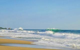 enormes olas de surfistas en la playa puerto escondido méxico. foto