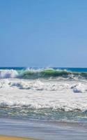 enormes olas de surfistas en la playa puerto escondido méxico. foto