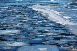 fondo de naturaleza invernal con bloques de hielo en agua congelada en primavera. fondo abstracto de hielo a la deriva en el agua foto