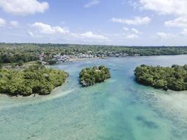 vista aérea de muchas islas pequeñas en maluku, indonesia foto