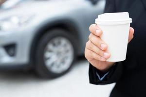 los hombres de negocios beben café caliente antes de irse a trabajar a la oficina cada vez. foto