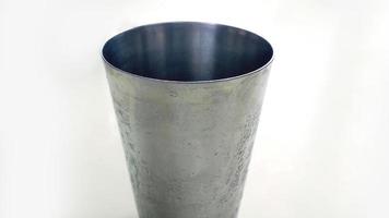 taza de acero inoxidable aislada sobre fondo blanco. foto
