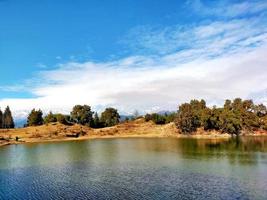 vista panorámica del lago y las montañas contra el cielo foto