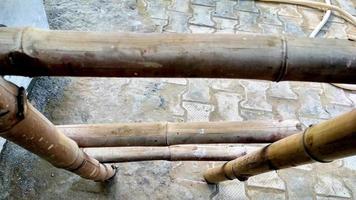 un edificio antiguo con fachada dañada con escalera de madera junto a la pared foto