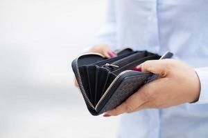 mujer sosteniendo una billetera de moda, está comprando en una tienda por departamentos. foto