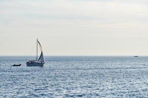 veleros en un hermoso mar tranquilo, fondo de cielo azul claro, vacaciones activas, aventura de verano