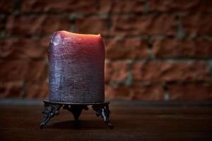 gran vela en la mesa de madera foto
