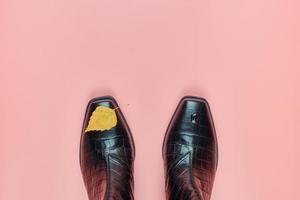 zapatos de mujer impermeables de otoño con gotas de lluvia, espacio de copia foto