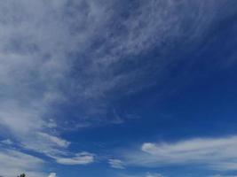 cielo natural hermoso fondo de textura azul y blanco. foto