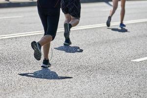 corredores de maratón en la carretera de la ciudad. foto