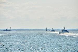 barcos militares en mar azul, guardacostas, patrulleros de apoyo de rescate para la defensa, armada rusa foto