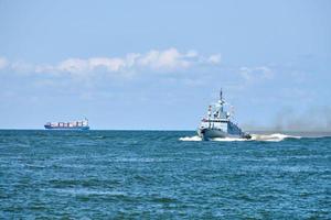 barco de misiles durante ejercicios navales y desfile, destructor de misiles guiados, buque de guerra en el mar báltico foto