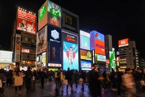 osaka, japón -2016 vallas publicitarias iluminadas en el puente ebisu en el canal dotonbori en osaka, japón foto