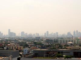 horizonte urbano del paisaje urbano en la niebla o el smog. imagen de vista amplia y alta de la ciudad de bangkok en el smog foto