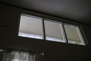 tres cajas de ventana de vidrio en la parte superior de la casa foto