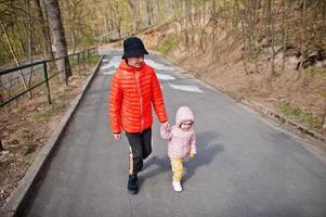 hermano con hermana caminando en el parque. foto