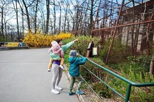 madre con hijos en el zoológico de aves. foto