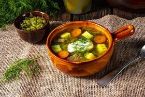 sopa polaca de pepino agrio con eneldo foto