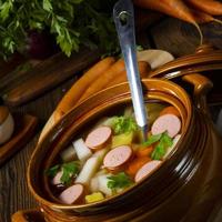 Sopa de patata y colirrábano con bockwurst foto