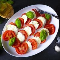 tomate con mozzarella y albahaca foto