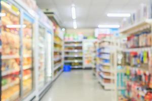 Los estantes interiores del pasillo del supermercado desdibujan el fondo foto