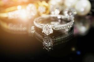 anillos de diamantes de joyería con una reflexión sobre fondo negro foto