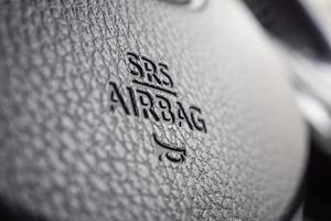 señal de airbag de seguridad en el volante del coche con icono de bocina foto