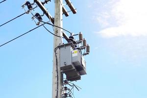 un transformador es un tipo de electromecánico que puede cambiar el nivel de voltaje de un voltaje más alto a uno más bajo de acuerdo con las necesidades de la aplicación. enfoque suave y selectivo. foto