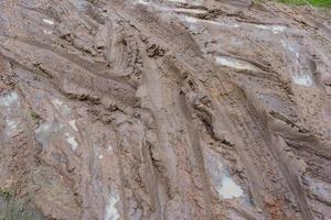 rastros de neumáticos en el suelo mojado por la lluvia foto