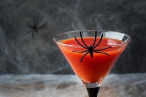 Cóctel Bloody Mary, fondo de telaraña para Halloween, enfoque selectivo foto