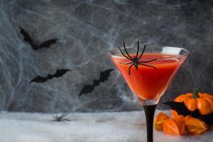 cóctel Bloody Mary, calabaza con murciélagos y arañas para Halloween, enfoque selectivo foto