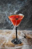 Cóctel Bloody Mary, fondo de telaraña para Halloween, enfoque selectivo foto