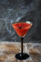 Cóctel Bloody Mary, fondo de telaraña para Halloween, enfoque selectivo foto