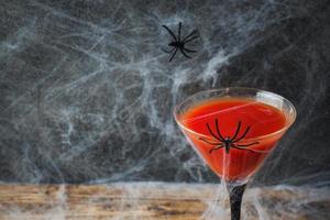 Cóctel Bloody Mary, fondo de telaraña para Halloween, espacio de copia de enfoque selectivo foto