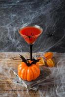 cóctel Bloody Mary, calabaza con murciélagos y arañas para Halloween, enfoque selectivo foto