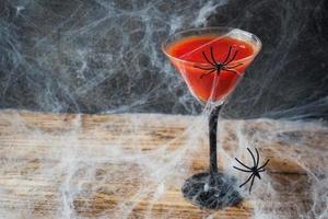 Cóctel Bloody Mary, fondo de telaraña para Halloween, espacio de copia de enfoque selectivo foto