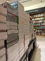 sleman, yogyakarta, indonesia, 2022 - libros en las estanterías de la librería foto